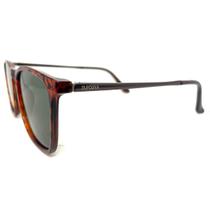 Óculos de Sol com a armação marrom tartaruga e hastes em metal na cor grafite com lentes verde.