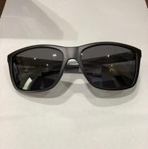 Óculos de sol com as lentes polarizadas - masculino na cor cinza e preto