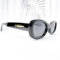 Óculos de sol moda gringa retangular hastes larga com detalhe dourado com proteção UV cód 78-OM50232