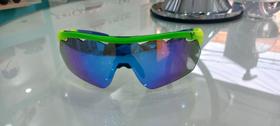 Óculos de sol modelo ciclista