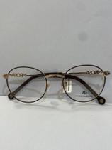 Óculos em metal dourado e preto Morena Rosa Óculos em metal dourado e preto Morena Rosa