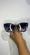 Óculos Feminino Azul escuro em acetato quadrado, lentes preta degrade.