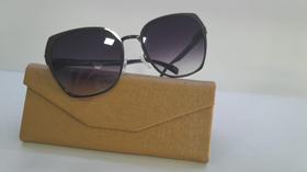 Óculos feminino metal solar, cores preto e dourado.