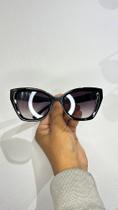 Óculos Feminino Preto em acetato com lentes preta degrade.