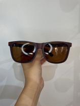 Óculos Masculino Marrom quadrado em acetato, lentes marrom claro.