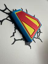 Oferta promoção Logo Decorativo Superman Efeito trincado na parede 3D Oferta promoção Logo Decorativo Superman Efeito trincado na parede 3D