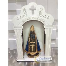 Oratório branco de madeira com Imagem de Nossa Senhora Aparecida azul dentro - LUNANI PRESENTES