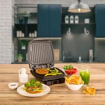 Oster Sanduicheira Grill OGRL500 2 em 1 com Estufa Antiaderente 1000W Design Compacto e Fácil Limpeza para Hambúrgueres e Grelhados