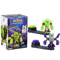 Pacote Battle Giants Akedo Battle Giants com Tremor Fist, Tailwhip, Bucktooth Figures e controladores