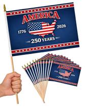 Pacote com 12 bandeiras de aniversário americanas pequenas com bastão de 14 x 21 cm