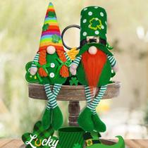 Pacote com 2 bonecos de pelúcia e decoração de gnomos do Dia de São Patrício Pacote com 2 bonecos de pelúcia e decoração de gnomos do Dia de São Patrício