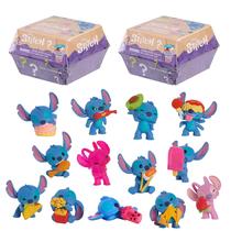 Pacote com 2 minibonecos Toy Just Play Stitch Blind com caixa de hambúrguer