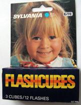 Pacote com 3 Flash Cubes Sylvania FlashCubes (12 flashes no total) Pacote com 3 Flash Cubes Sylvania FlashCubes (12 flashes no total)