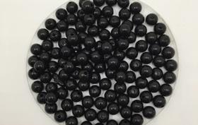 Pacote com 50 contas lisas preta leitosa