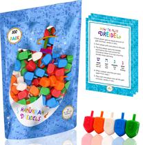 Pacote de 100 peças a granel Hanukkah Dreidels de plástico multicolorido da Dreidel Company com transliteração em inglês inclui 3 cartões de instruções do jogo Dreidel