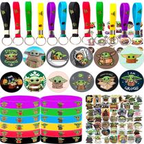 Pacote de 109 artigos para festas Baby Yoda Birthday com pulseiras, chaveiros, alfinetes e adesivos Pacote de 109 artigos para festas Baby Yoda Birthday com pulseiras, chaveiros, alfinetes e adesivos
