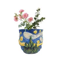 Padrão criativo de céu estrelado em resina inspirada em Van Gogh em vaso de flores Padrão criativo de céu estrelado em resina inspirada em Van Gogh em vaso de flores