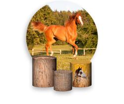 Painel De Festa Redondo 1,50x1,50 + Trio De Capas Cilindro - Cavalo Castanho Correndo no Pasto 005 Painel De Festa Redondo 1,50x1,50 + Trio De Capas Cilindro - Cavalo Castanho Correndo no Pasto 005