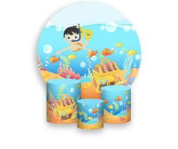 Painel De Festa Redondo 1,50x1,50 + Trio De Capas Cilindro - Fundo do Mar com Menino 019 Painel De Festa Redondo 1,50x1,50 + Trio De Capas Cilindro - Fundo do Mar com Menino 019