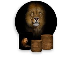 Painel De Festa Redondo 1,50x1,50 + Trio De Capas Cilindro - Leão Realista Fundo Preto 035 Painel De Festa Redondo 1,50x1,50 + Trio De Capas Cilindro - Leão Realista Fundo Preto 035