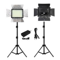 Painel de Led Iluminador Soleste W-300 ll 3200k-5600k com fonte bivolt e tripe 2m S Painel de Led Iluminador Soleste W-300 ll 3200k-5600k com fonte bivolt e tripe 2m S