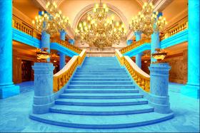 Painel de Tecido Sublimado Escadaria Realeza Azul e Dourado Lustres Painel de Tecido Sublimado Escadaria Realeza Azul e Dourado Lustres