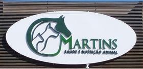 Painel em ACM com informações em recorte de adesivo