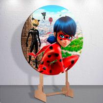 Painel Redondo Heroina Joaninha Capa Sublimada de Festa Tamanho Grande ou Mini Decoração Vermelha