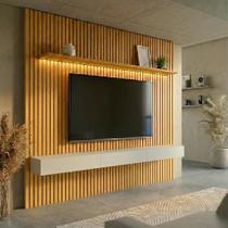 Painel Ripado com Rack Suspenso até 70 Polegadas Tulum com LED 1 PT 2 GV Cedro e Off White Alt 242 Larg 222 cm Painel Ripado com Rack Suspenso até 70 Polegadas Tulum com LED 1 PT 2 GV Cedro e Off White Alt 242 Larg 222 cm