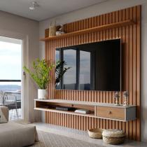 Painel Ripado Suspenso para TV até 75” 2,50x2,30m Design Moderno em Madeira, Ideal para Sala Sofisticada Elegante e organizada Com Prateleira Superior Cor Nature