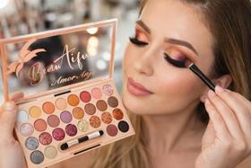 Paleta de Sombras Beia Aju Amor Anjo 40 Cores Glitter, Tons Pastéis, Neutros e Cores Intensas para Dia e Noite com Pincel Profissional Paleta de Sombras Beia Aju Amor Anjo 40 Cores Glitter, Tons Pastéis, Neutros e Cores Intensas para Dia e Noite com Pincel Profissional