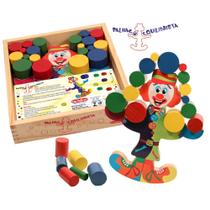 Palhaço equilibrista com pinos grande de madeira na caixa Palhaço equilibrista com pinos grande de madeira na caixa
