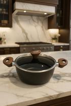 Panela Caçarola Antiaderente 24cm Gourmet Tampa de Vidro Temperado e Cabos Efeito Madeira Sofisticados Panela Caçarola Antiaderente 24cm Gourmet Tampa de Vidro Temperado e Cabos Efeito Madeira Sofisticados