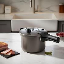 Panela de Pressão Antiaderente MTA 4,5L com Visor de Vidro Temperado e Fechamento Externo Super Segura Inmetro Cereja