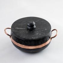 Panela em pedra sabão com alça cobre de núnero 2 curada