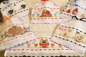 Pano de Prato Bordado em Ponto Cruz