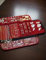 Pano Porta Joias Organizador Kit 100 Peças Semijoias Folheadas Ouro 18K Prata Feminina Revenda Brincos Grandes Argola Correntes Anéis Pano Porta Joias Organizador Kit 100 Peças Semijoias Folheadas Ouro 18K Prata Feminina Revenda Brincos Grandes Argola Correntes Anéis