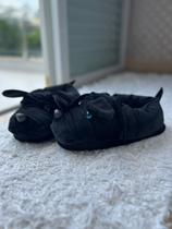 Pantufa 3D de cachorro preto peludo personagem quentinho adulto e infantil
