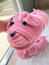 Pantufa 3D de cachorro rosa peludinho fofinho Personagem 3D adulto e infantil Pantufa 3D de cachorro rosa peludinho fofinho Personagem 3D adulto e infantil