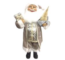 Papai Noel Casaco Cinza Perolado Luxo 45cm Presente e Pinheiro - Master Christmas