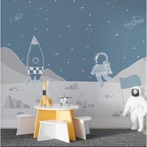 Papel de Parede Infantil astronauta no espaço com foguete em azul pastel