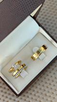 Par Aliança Casamento Pedras 6MM Banhada a Ouro 18k Par Aliança Casamento Pedras 6MM Banhada a Ouro 18k