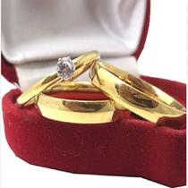 "Par de Alianças Banhadas a Ouro 18K com Anel Solitário de Zircônia: Amor Eterno com Elegância e Brilho!"