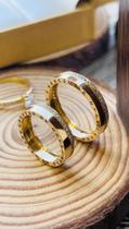 Par de alianças Closet Joias em Ouro 18k com pedras de brilhante e gravação lateral Par de alianças Closet Joias em Ouro 18k com pedras de brilhante e gravação lateral