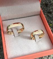 Par de Alianças de Casamento Afrodite Ouro 18k Abaulado com Diamante Central 5 mm 7 g Par de Alianças de Casamento Afrodite Ouro 18k Abaulado com Diamante Central 5 mm 7 g