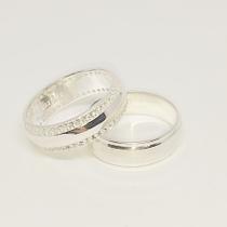 Par de Alianças de Compromisso - Prata 6mm - Com Pedras Par de Alianças de Compromisso - Prata 6mm - Com Pedras