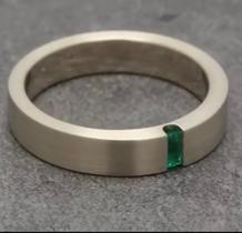 Par de Aliancas de Ouro 18K retas, com uma esmeralda Par de Aliancas de Ouro 18K retas, com uma esmeralda