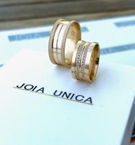 Par de Alianças de Ouro com frisos laterais 8mm de largura e cravada com pedras Par de Alianças de Ouro com frisos laterais 8mm de largura e cravada com pedras
