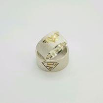 Par de alianças de prata 8mm de namoro super man e mulher maravilha Par de alianças de prata 8mm de namoro super man e mulher maravilha