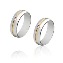 Par de alianças de Prata com 12 g e friso de ouro cravado com 1 pedra. Par de alianças de Prata com 12 g e friso de ouro cravado com 1 pedra.